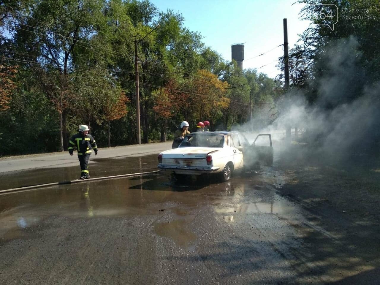 В Кривом Роге на ходу загорелся автомобиль: пострадали 2 человека, - ФОТО , фото-1