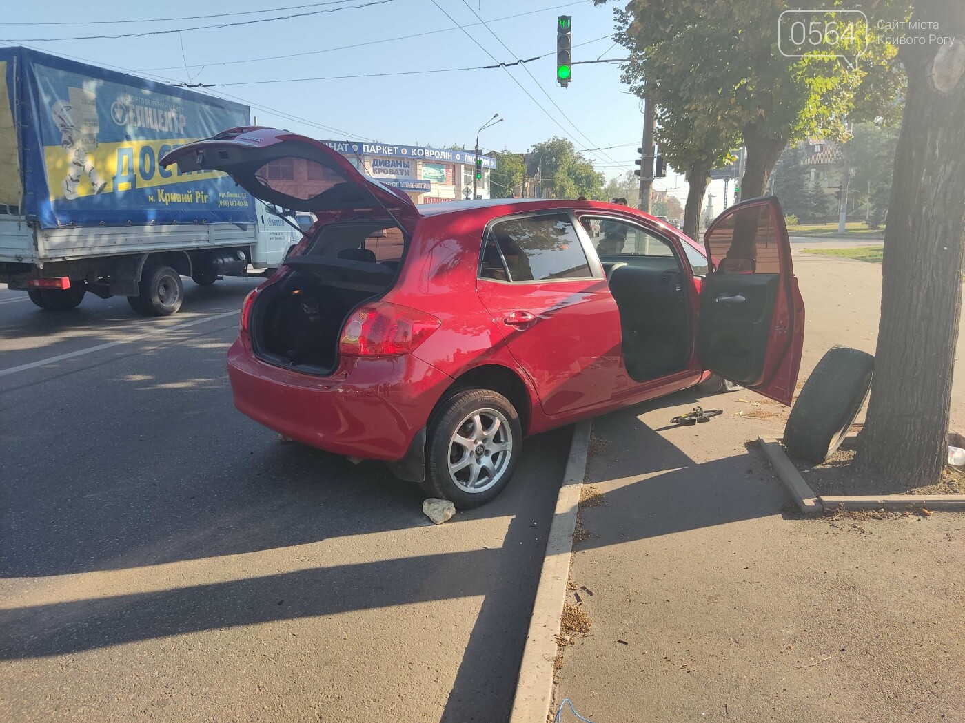 Неудачно перестроился: в Кривом Роге после столкновения Toyota вылетела на тротуар, - ФОТО, фото-10