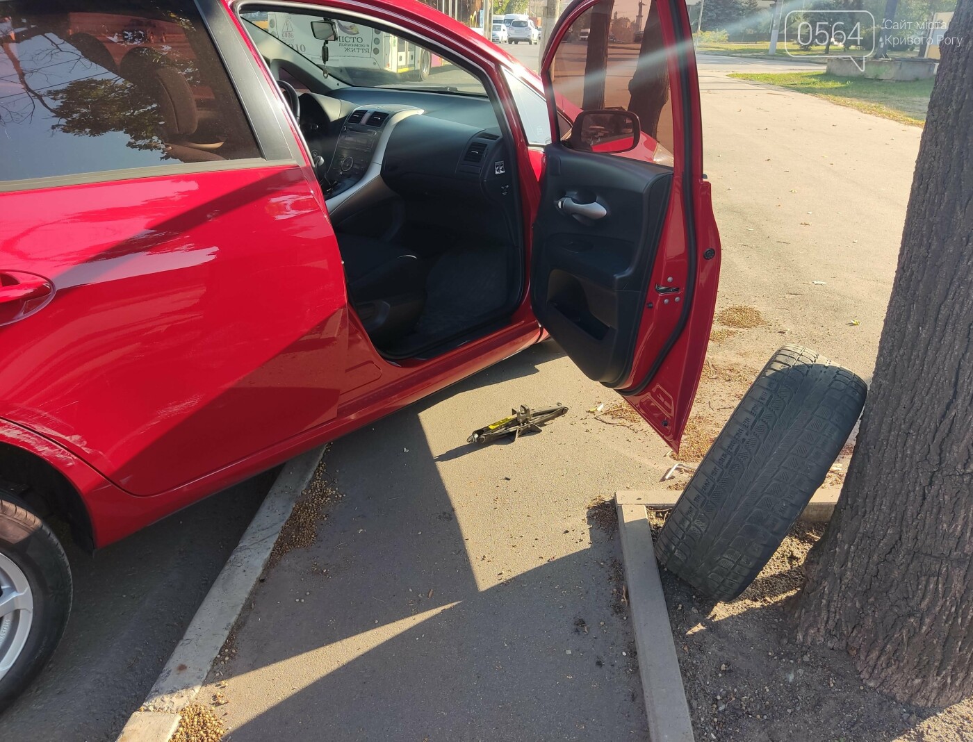Неудачно перестроился: в Кривом Роге после столкновения Toyota вылетела на тротуар, - ФОТО, фото-2