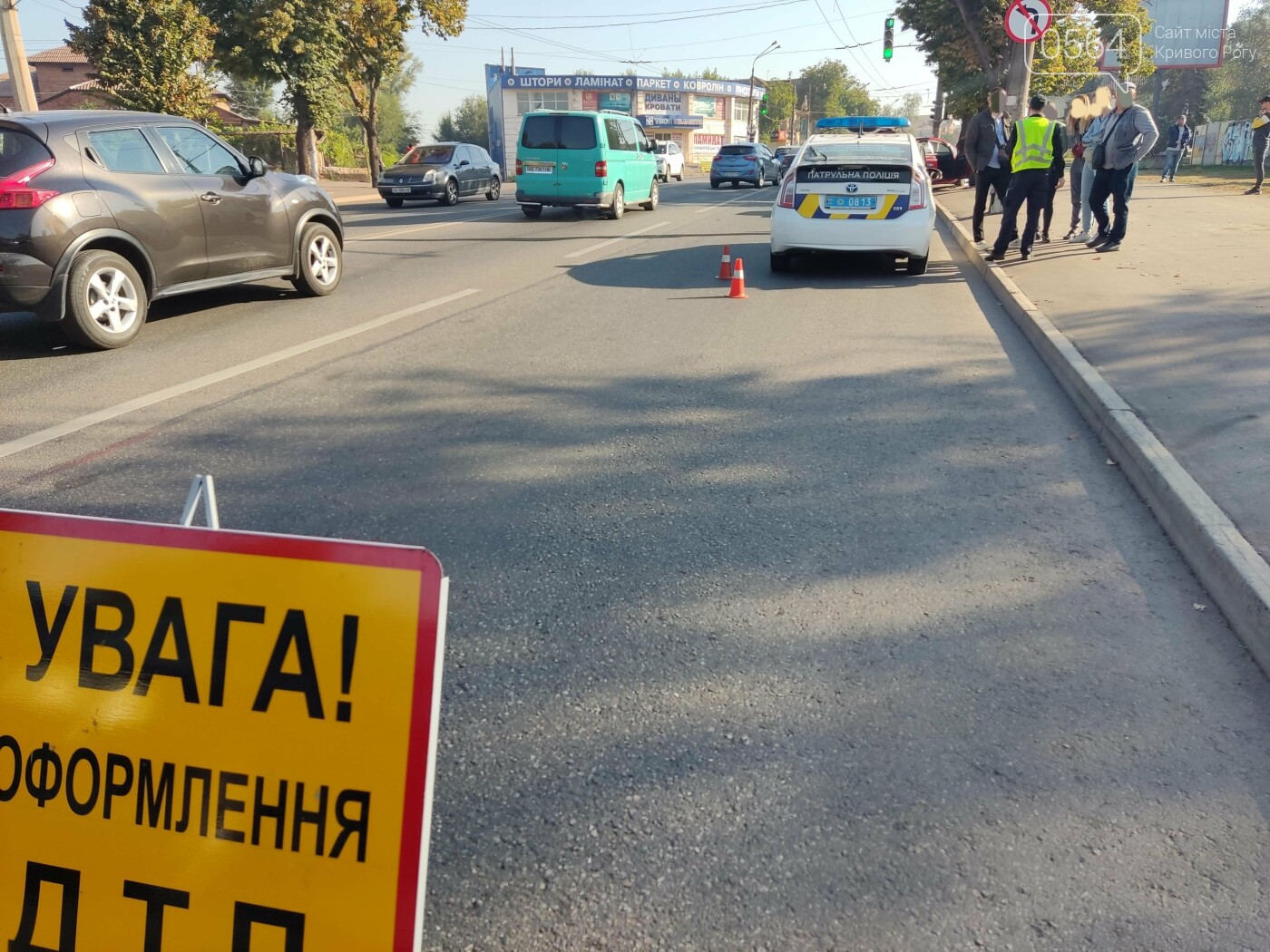 Неудачно перестроился: в Кривом Роге после столкновения Toyota вылетела на тротуар, - ФОТО, фото-1
