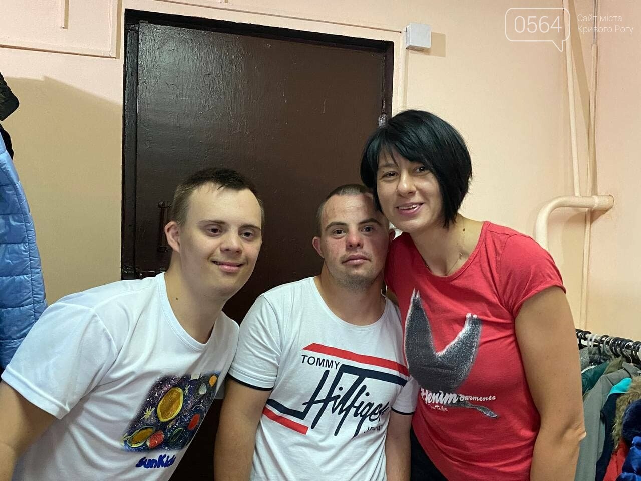 "Солнечный день" в Кривом Роге: двое подростков с синдромом Дауна пробовали себя в роли сотрудников магазина, - ФОТО, ВИДЕО , фото-3