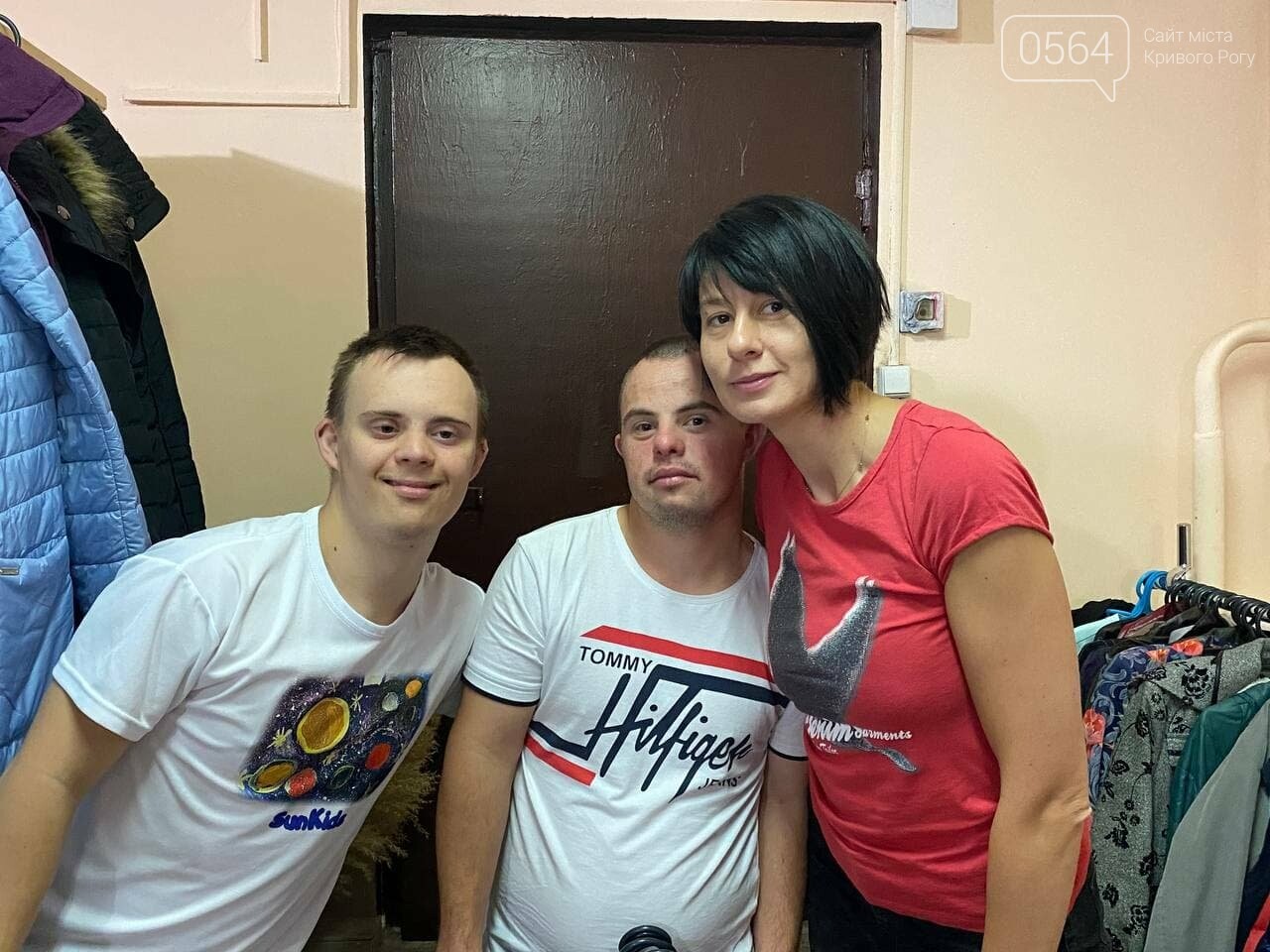 "Солнечный день" в Кривом Роге: двое подростков с синдромом Дауна пробовали себя в роли сотрудников магазина, - ФОТО, ВИДЕО , фото-7