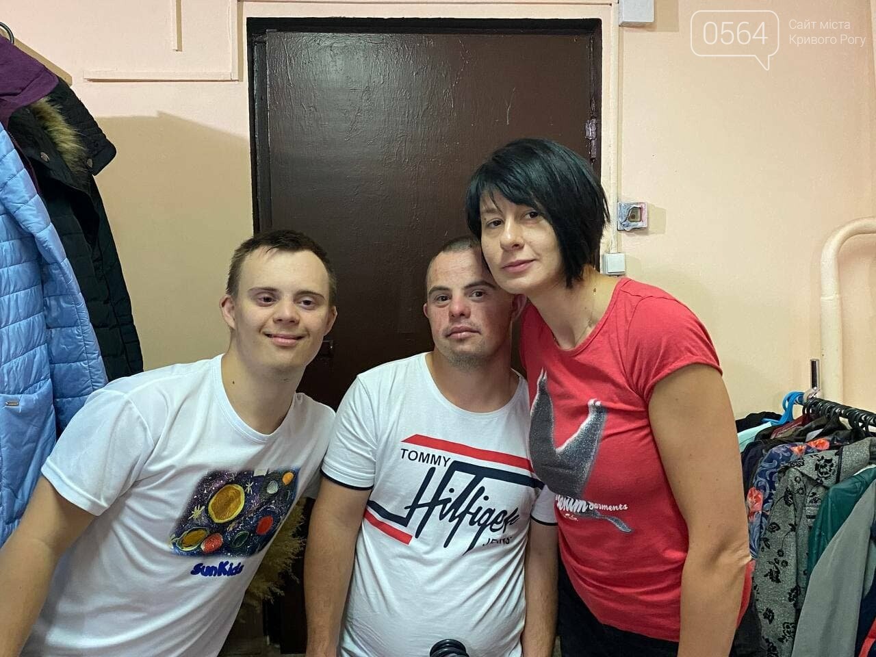 "Солнечный день" в Кривом Роге: двое подростков с синдромом Дауна пробовали себя в роли сотрудников магазина, - ФОТО, ВИДЕО , фото-8