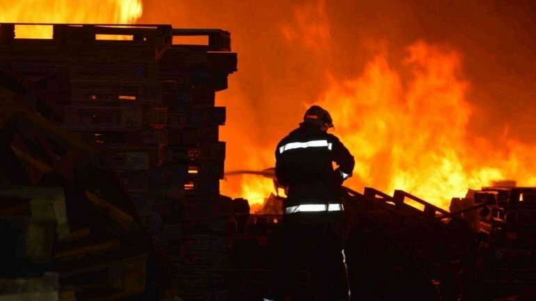 Спасатели вынесли из горящего дома двух пожилых криворожан