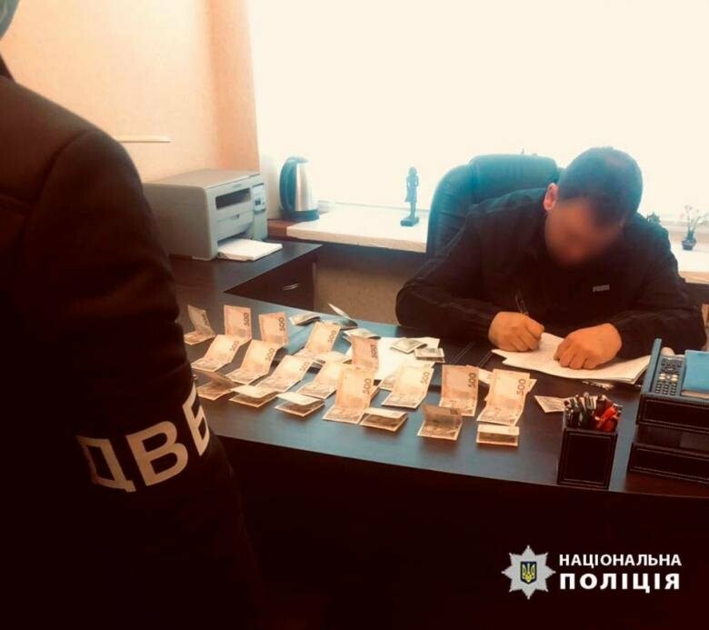 За предложение взятки криворожскому полицейскому в размере 5000 ...