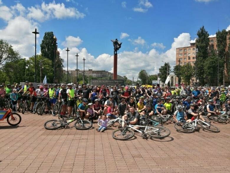 Около 500. День города фото. Велосипедист в городе. День велосипедиста. День 1000 велосипедистов фото.