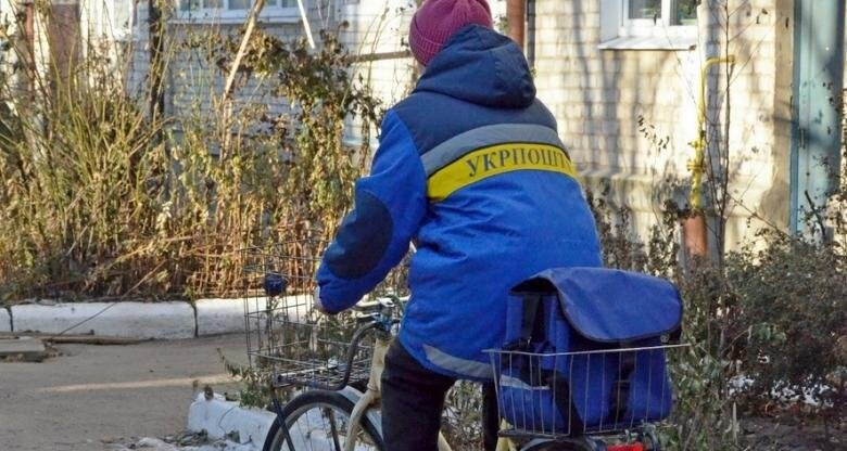 Перечисление пенсий на банковские карты отложили на 2 года. Пока пенсии будет доставлять почта