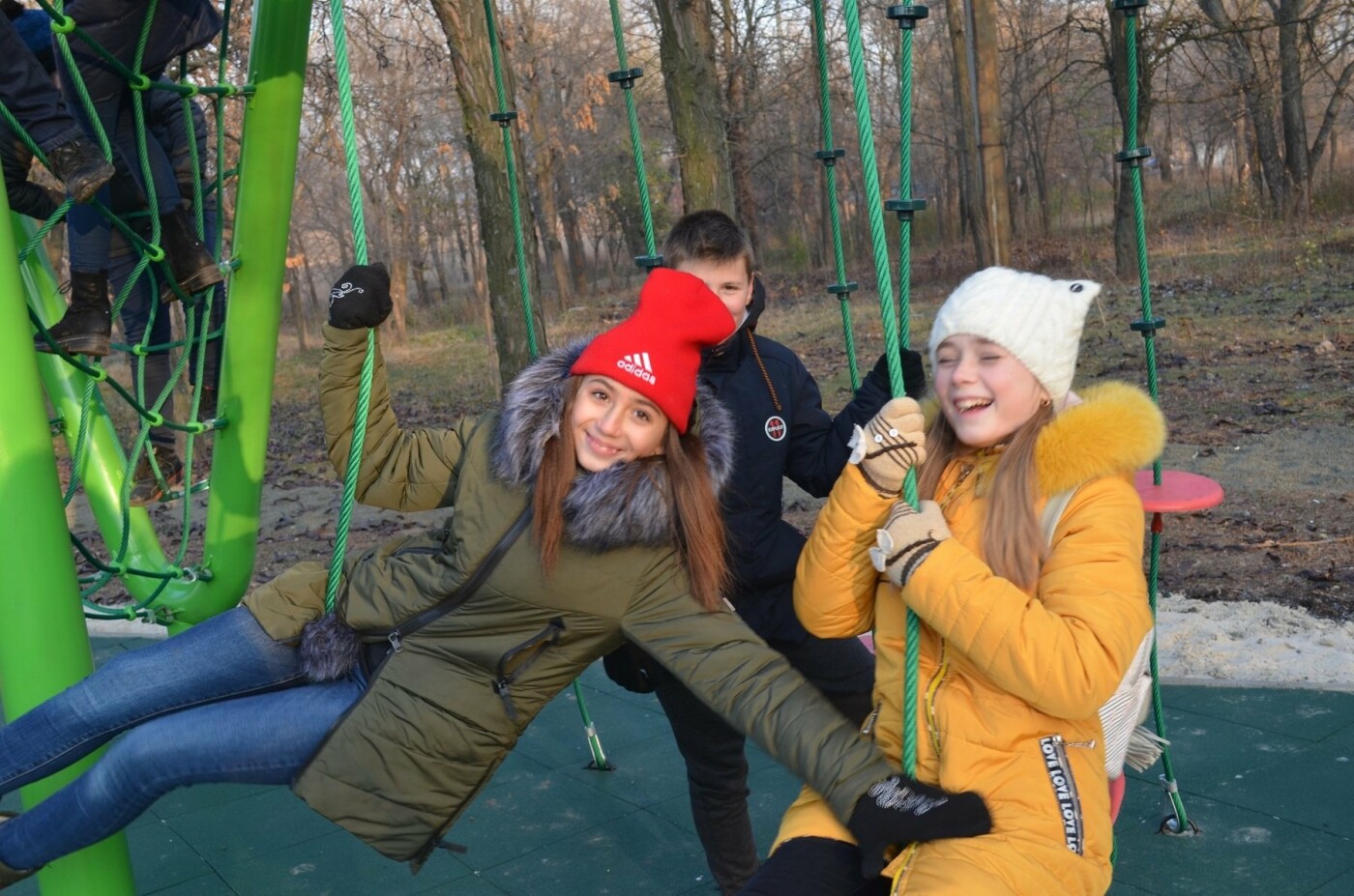 В Ингулецком парке установили многофункциональный комплекс..., фото-2 В Ингулецком парке установили многофункциональный комплекс для игр и занятий спортом, фото-2