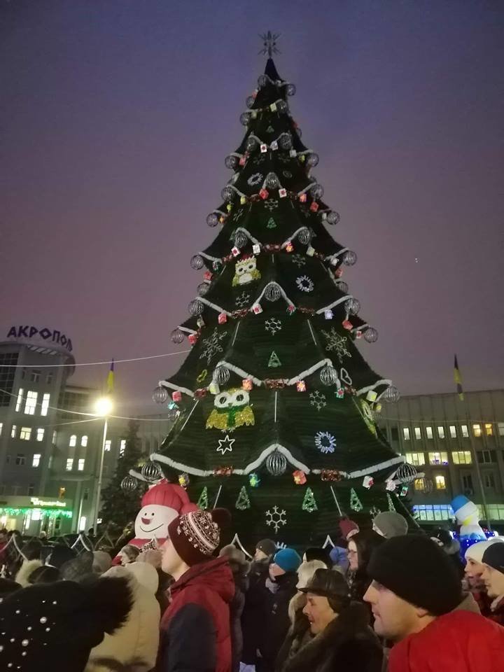 Как выглядят новогодние елки в разных городах Украины, - ФОТО, фото-11 Как выглядят новогодние елки в разных городах Украины, - ФОТО, фото-11