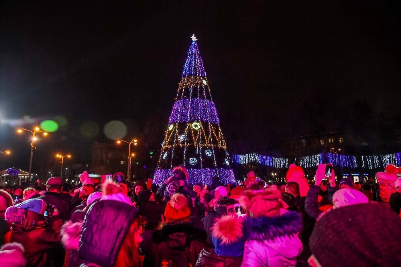 Как выглядят новогодние елки в разных городах Украины, - ФОТО, фото-6 Как выглядят новогодние елки в разных городах Украины, - ФОТО, фото-6