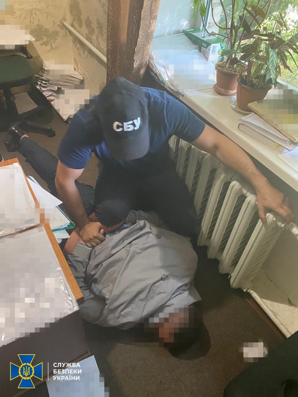 На Днепропетровщине прокурора хотели задержать на взятке, а он выбросил деньги в окно, - ФОТО, ВИДЕО