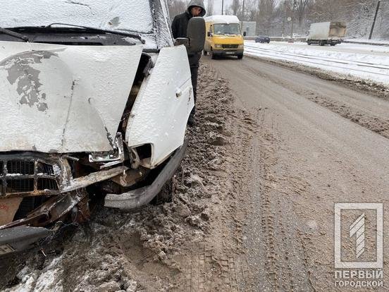 Занесло: в Кривом Роге микроавтобус въехал в электроопору. Травмировался водитель, - ФОТО