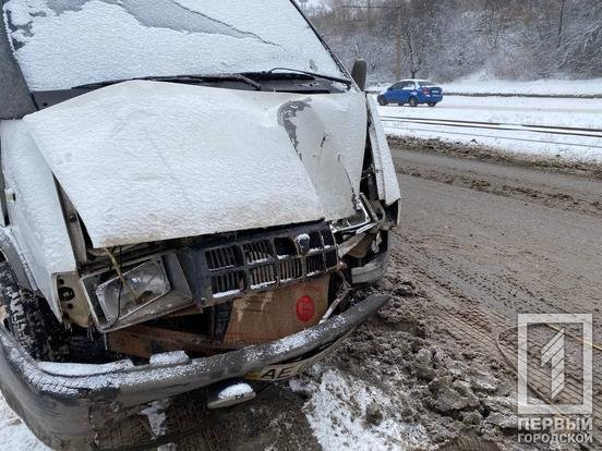 Занесло: в Кривом Роге микроавтобус въехал в электроопору. Травмировался водитель, - ФОТО, фото-2