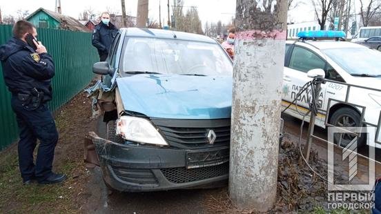 В Кривом Роге автомобиль с беременной женщиной за рулем врезался в электроопору, - ФОТО, фото-1