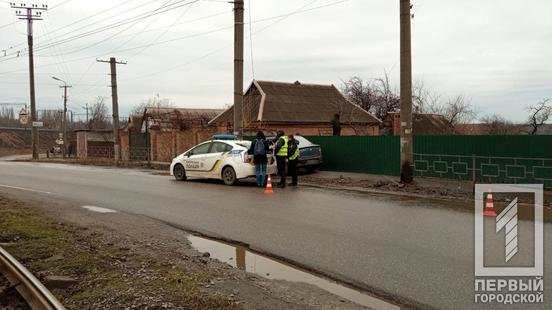 В Кривом Роге автомобиль с беременной женщиной за рулем врезался в электроопору, - ФОТО, фото-3