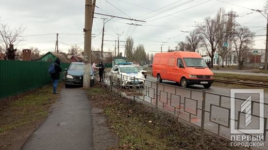 В Кривом Роге автомобиль с беременной женщиной за рулем врезался в электроопору, - ФОТО, фото-4