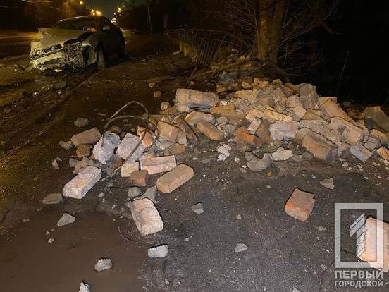 В Кривом Роге автомобиль вылетел на ограждение моста, - ФОТО, фото-2