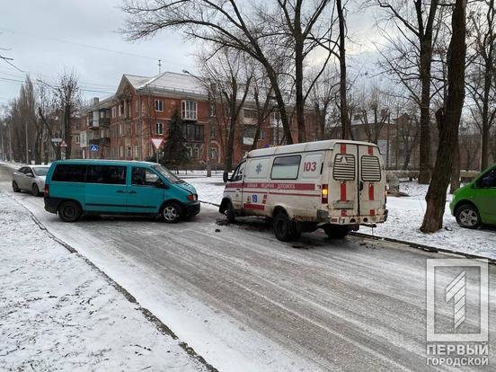 В Кривом Роге в столкновении минивэна со "скорой" пострадал пациент медиков, - ФОТО, фото-4
