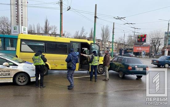 ДТП в центре Кривого Рога - маршрутка врезалась в легковушку, - ФОТО , фото-4