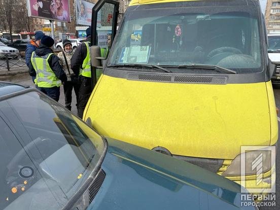 ДТП в центре Кривого Рога - маршрутка врезалась в легковушку, - ФОТО , фото-1