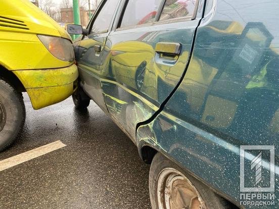 ДТП в центре Кривого Рога - маршрутка врезалась в легковушку, - ФОТО , фото-2