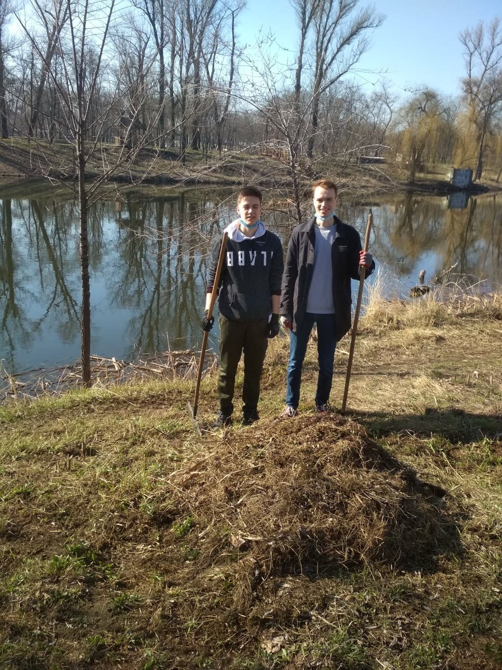 Гости Кривого Рога  - британец и львовянин - вызвались помочь навести порядок в городском парке, - ФОТО