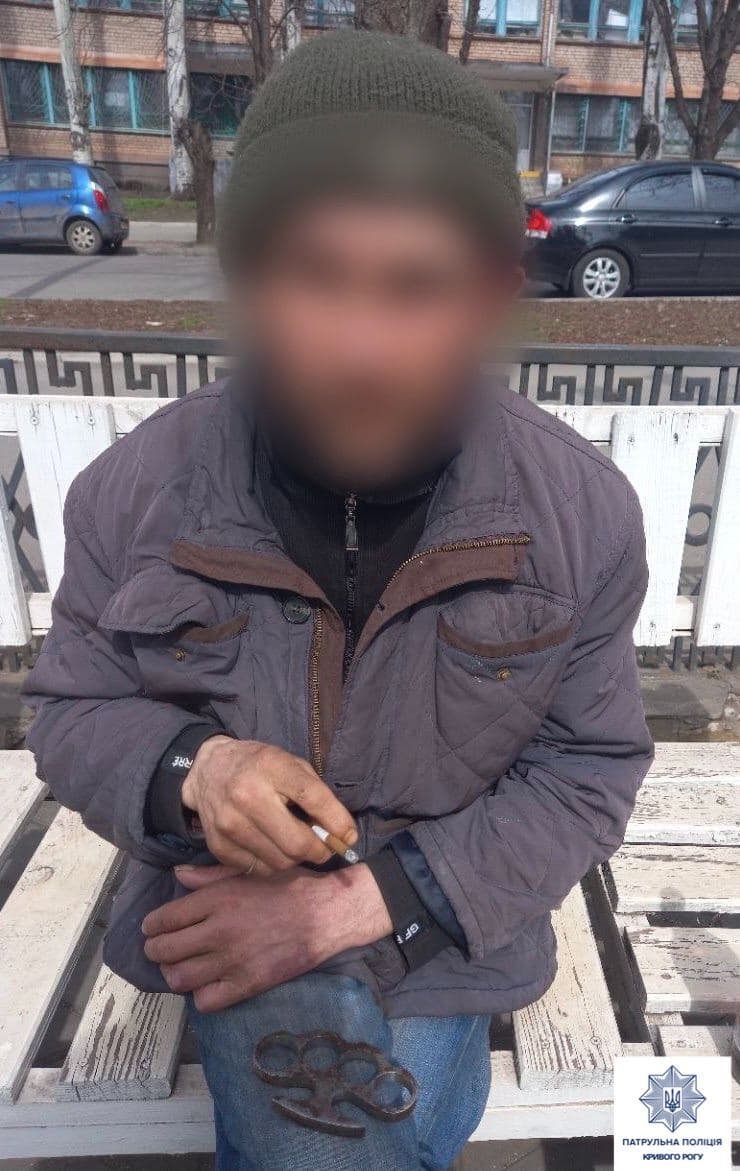 Пили и матерились в сквере, - в Кривом Роге полицейские выехали на вызов об асоциальном поведении, - ФОТО