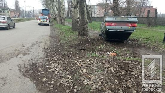 В Кривом Роге в результате ДТП перевернулось авто - ФОТО, фото-1