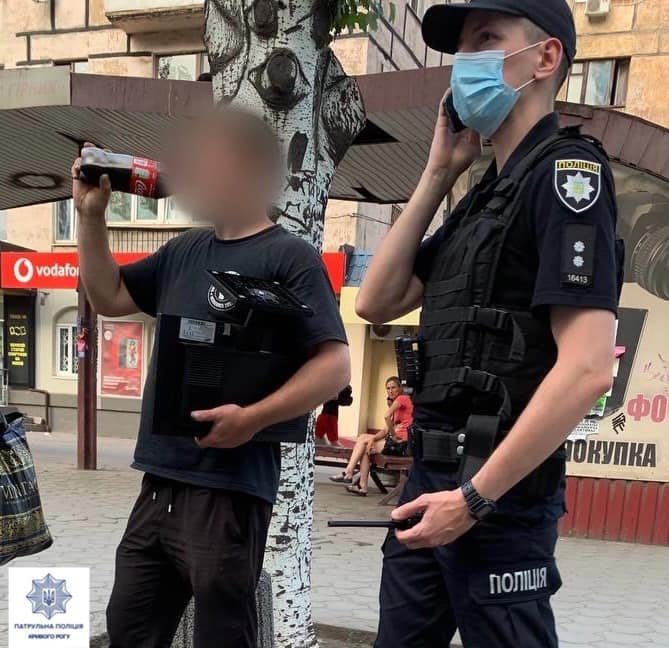 Схватил монитор и побежал: патрульные задержали подозрительного мужчину, - ФОТО