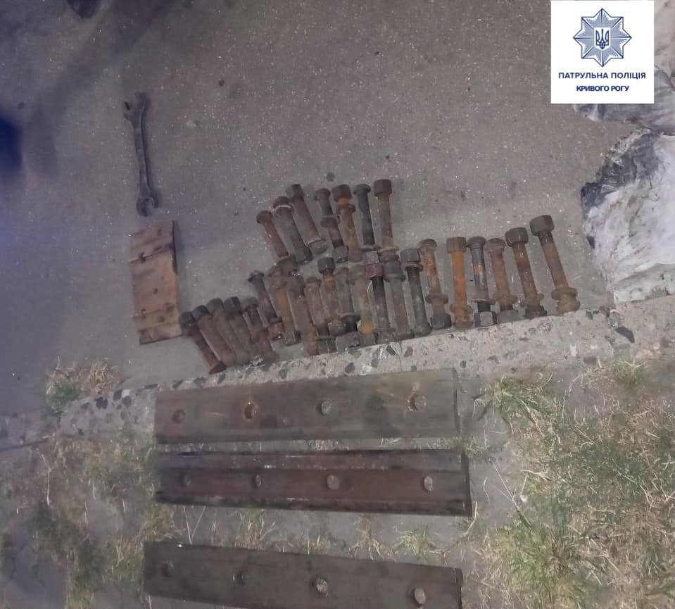 Криворожанин, ночью перевозивший металлические детали в багажнике, попался на глаза патрульным, - ФОТО
