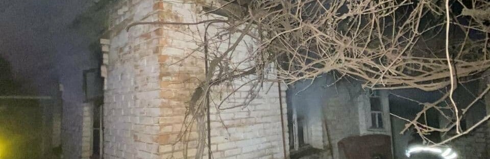 В Кривом Роге во время ночного пожара сгорела часть дома, - ФОТО 