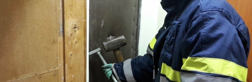 Спасатели вскрыли двери в квартиру, где умерла криворожанка 