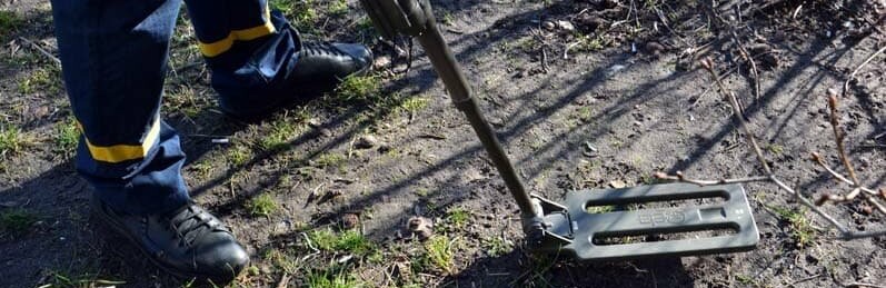 В Криворожском районе во время прогулки в лесополосе люди нашли артснаряды и гранату
