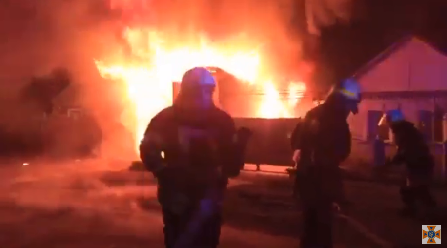 В Кривом Роге во время ночного пожара сгорел гараж и грузовик, - ВИДЕО 