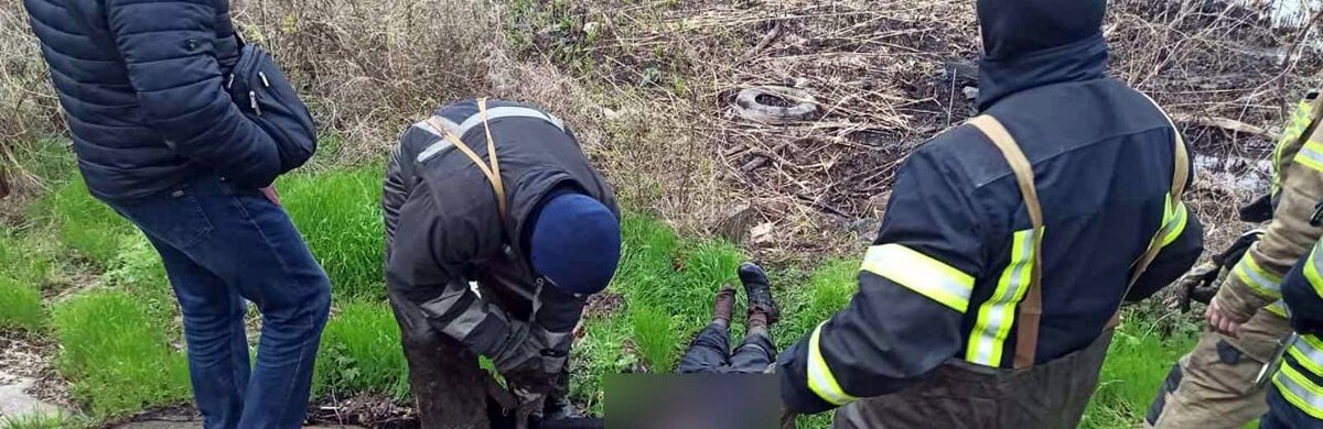 В Кривом Роге спасатели достали из водоема тело пожилой женщины, - ФОТО 18+