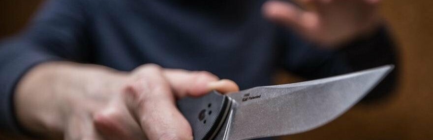 В Кривом Роге возле магазина ранили мужчину 
