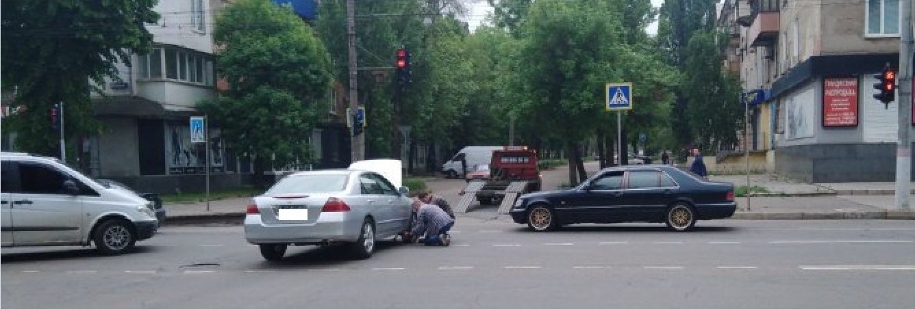 На проезжей части в центре Кривого Рога у автомобиля вырвало колесо, - ФОТО