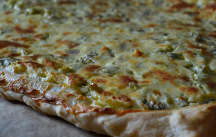 Вегетарианская пицца с зеленым луком и брынзой