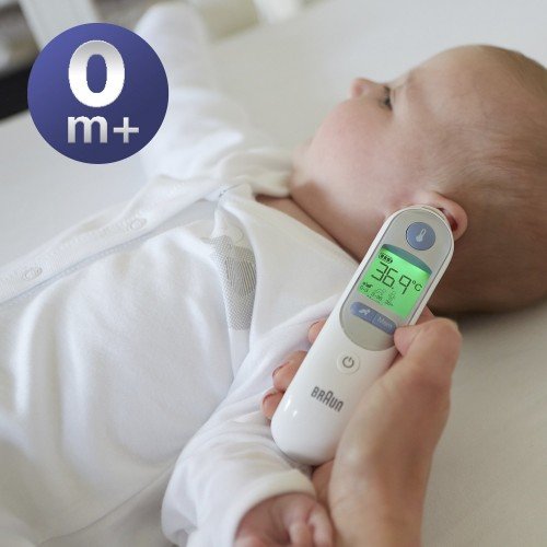 Измерение температуры тела у младенца
