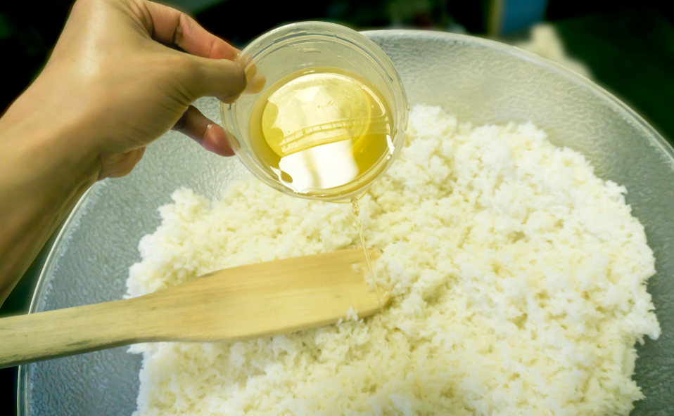 заправка риса для суши рисовым уксусом
