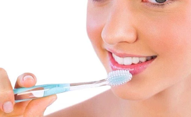 как увеличить губы зубной щеткой