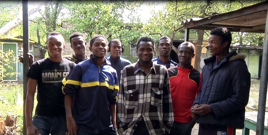 Днепропетровск_На_ Дніпропетровщині_міліція_надає_допомогу_заробітчанам_з_Нігерії_01 (1)