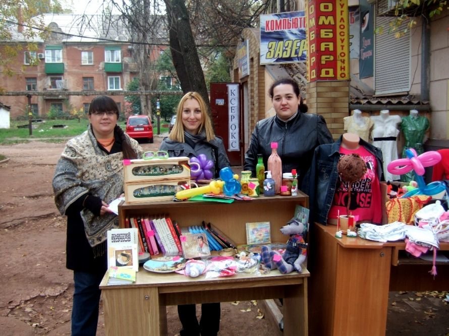 На благотворительной ярмарке в Кривом Роге собирали деньги на лечение тяжелобольной молодой мамы (фото) - фото 1 На благотворительной ярмарке в Кривом Роге собирали деньги на лечение тяжелобольной молодой мамы (фото) - фото 1