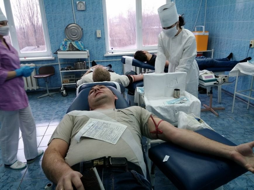 Криворожские волонтеры стали донорами для раненых в АТО бойцов (ФОТО) (фото) - фото 1