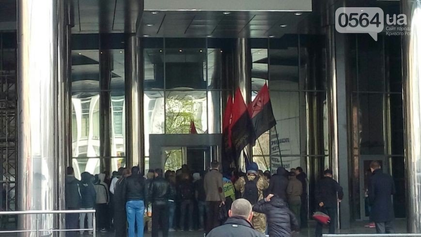 В Кривом Роге: кровельщики на крышах работали без страховки, соседи спасли женщину-инвалида, а активистов арестовали в Киеве (фото) - фото 3