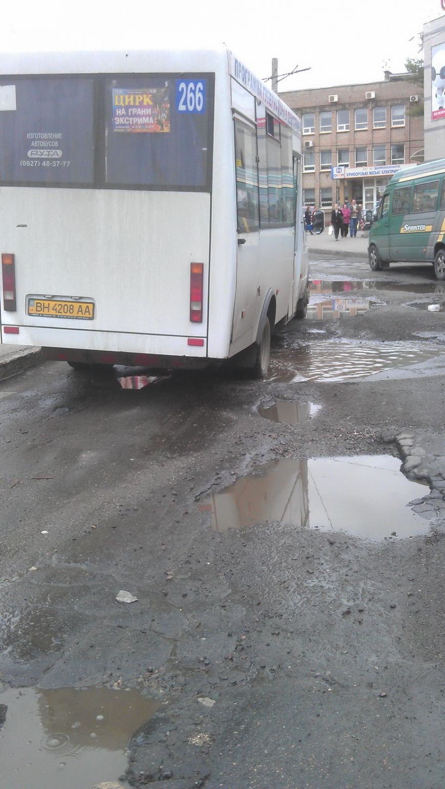 В Кривом Роге отремонтировали  дорожное покрытие на площади Освобождения (ФОТО) (фото) - фото 2