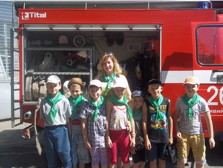 В пришкольном лагере для маленьких  криворожан проводят викторины, конкурсы, знакомят с новинками литературы (ФОТО) (фото) - фото 1