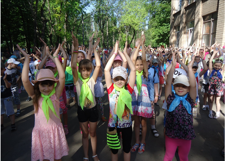 В пришкольном лагере для маленьких  криворожан проводят викторины, конкурсы, знакомят с новинками литературы (ФОТО) (фото) - фото 1