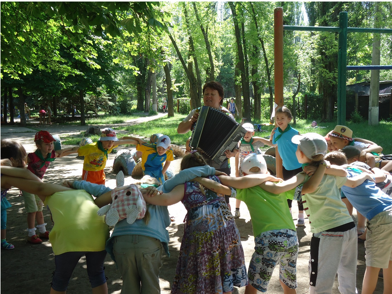 В пришкольном лагере для маленьких  криворожан проводят викторины, конкурсы, знакомят с новинками литературы (ФОТО) (фото) - фото 1