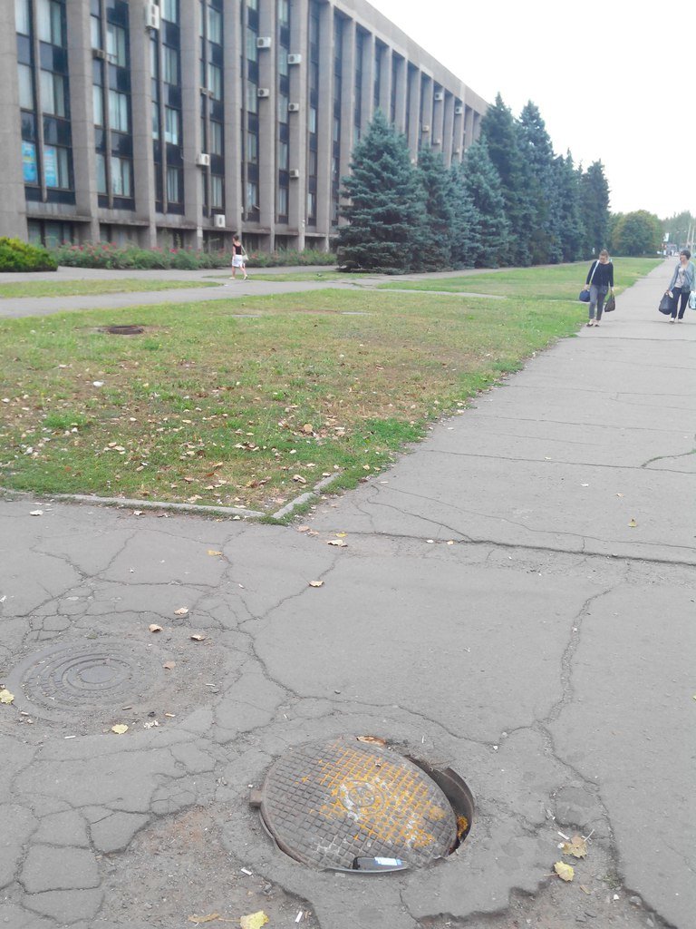По дороге в Криворожский исполком можно провалиться в канализационный люк (ФОТОФАКТ) (фото) - фото 1